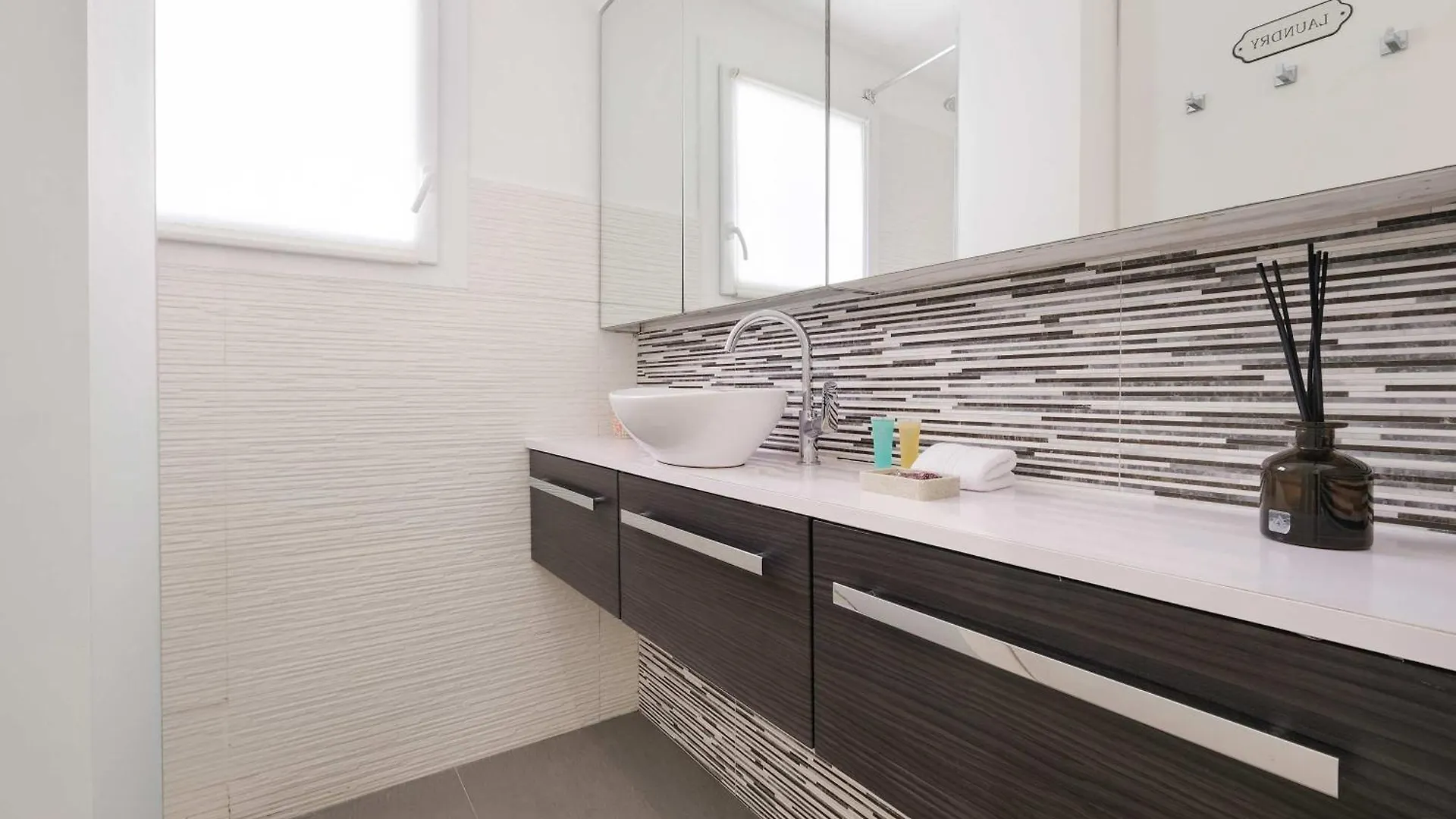 A027 - Appartement Moderne - Pres De La Plage Antibes Apartment
